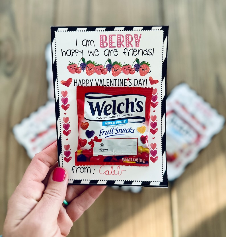 Pu&ograve; includere: Un biglietto di San Valentino con una bustina di Welch's Fruit Snacks rossa e bianca. La carta dice "I am BERRY happy we are friends! Happy Valentine's Day!" e "from: Caleb".