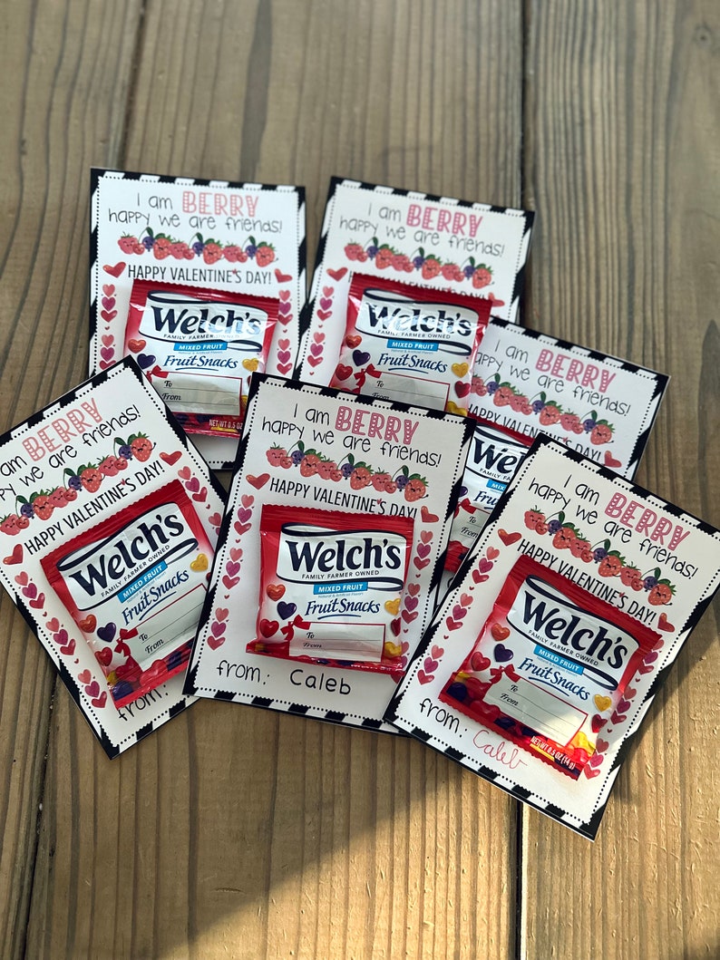 Pu&ograve; includere: Un set di otto biglietti di San Valentino a tema bacche. Ogni biglietto presenta una piccola confezione di snack di frutta Welch's e il testo "Sono BERRY felice che siamo amici!" con un design a forma di cuore. I biglietti sono decorati con strisce bianche e nere e cuori.