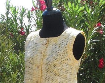 Vtg Sleeveless Summer Eyelet Top, 33in. Bust 60s Summer Yellow Tie Dye, Button Front w/Daisy, Vintage 60s