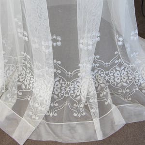 Paneles de cortina bordados &quot;Faux&quot; blancos, 2 paneles, 82 pulgadas de largo, 1ea @ 34ft W y 1ea @ 13ft W, Vintage 1960s - Principios de los 70