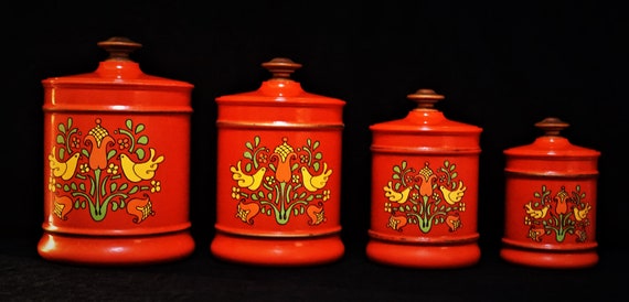 1978年製 SAHARA PAN SET 赤 Vintage 4pc Red Metal Canister Set, Pennsylvania Dutch Print