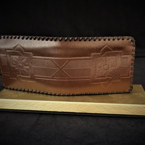 NIB 70s Monedero de cuero con herramientas para hombre / Billfold, Sears, Chocolate Brown / Negro Cuero Stitching, Nunca Usado, Vintage 70s