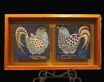 Par de azulejos de cerámica con diseño de pájaros, estilo escandinavo, enmarcados, fechados en 1982. Decoración moderna folclórica, estilo vintage de los años 80.