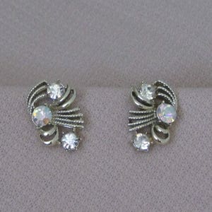 Pendientes CLIP-on de cristal CORO en un acabado de tono blanco-oro, Vintage 50s - 60s