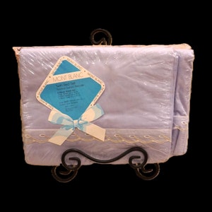 May include: A light blue twin bed sheet set with a white lace trim. The packaging includes a blue and white label with the text "Mont Blanc Twin Bed Set Novion Luxury Percale 3 Piece Sheet Set 1 Fitted Sheet 60 x 80 in 1 Flat Sheet 66 x 96 in 1 Pillow Case 20 x 30 in One 300 Thread per sq in Cotton and Polyester"