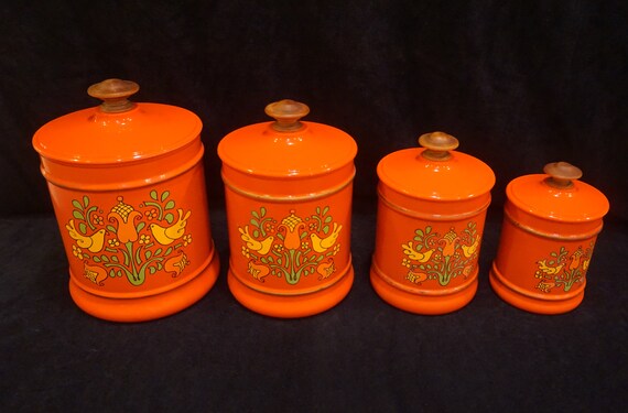 1978年製 SAHARA PAN SET 赤 Vintage 4pc Red Metal Canister Set, Pennsylvania Dutch Print