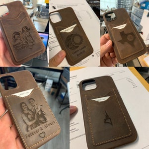 Op de afbeelding: Een verzameling bruine leren telefoonhoesjes met verschillende ontwerpen. De hoesjes hebben een vakje aan de achterkant voor een creditcard. De ontwerpen omvatten een zwart schaap, een maan en sterren, een omtrek van de staat Texas, een foto van een stel en een hart. De hoesjes zijn allemaal gemaakt van bruin leer en hebben een gestikte rand.
