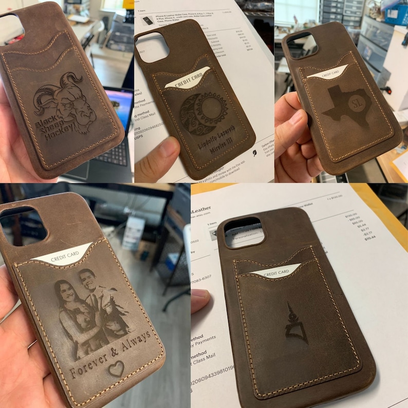 Op de afbeelding: Een verzameling bruine leren telefoonhoesjes met verschillende ontwerpen. De hoesjes hebben een vakje aan de achterkant voor een creditcard. De ontwerpen omvatten een zwart schaap, een maan en sterren, een omtrek van de staat Texas, een foto van een stel en een hart. De hoesjes zijn allemaal gemaakt van bruin leer en hebben een gestikte rand.