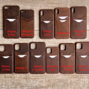 Op de afbeelding: Een verzameling bruine leren telefoonhoesjes met een kaartslot voor verschillende iPhone-modellen, waaronder iPhone 8 Plus, iPhone 8 SE, iPhone X/XS, iPhone XR, iPhone XS Max, iPhone 11 Pro, iPhone 11, iPhone 11 Pro Max, iPhone 12 Mini, iPhone 12/12 Pro en iPhone 12 Pro Max.