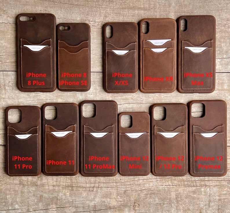Op de afbeelding: Een verzameling bruine leren telefoonhoesjes met een kaartslot voor verschillende iPhone-modellen, waaronder iPhone 8 Plus, iPhone 8 SE, iPhone X/XS, iPhone XR, iPhone XS Max, iPhone 11 Pro, iPhone 11, iPhone 11 Pro Max, iPhone 12 Mini, iPhone 12/12 Pro en iPhone 12 Pro Max.