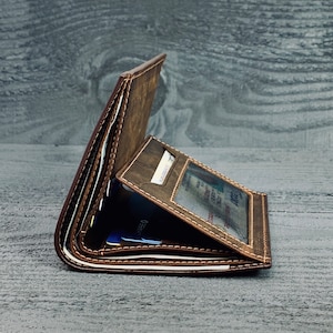 Trifold men's leather wallet with bill clip