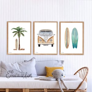 Juego de láminas infantiles con motivos de surf: furgoneta Kombi, palmera y tablas de surf.