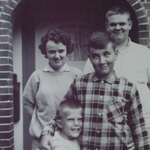 Vintage lustige Kinder Familienfotografie 1960 gefunden Foto Vernacular Snapshot #50-18