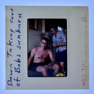 Vintage 1965 'So This is Love' Sunburn Man 35mm Moldura de papelão Slide de foto # BB-14