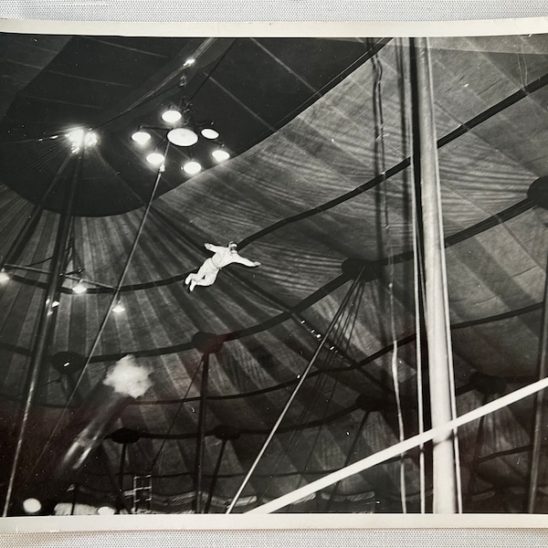 Vintage Original Photo 'Cannon Shot' Circus Human Cannonball 8 x 10 Photograph #85-33 GA