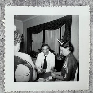 Vintage Original Foto 'Kartenspiel und lustige Hüte' Silvester 1950er Jahre Fotografie #48-51