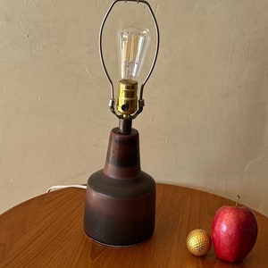 UNA PEQUEÑA lámpara de mesa danesa de cerámica imagen 4