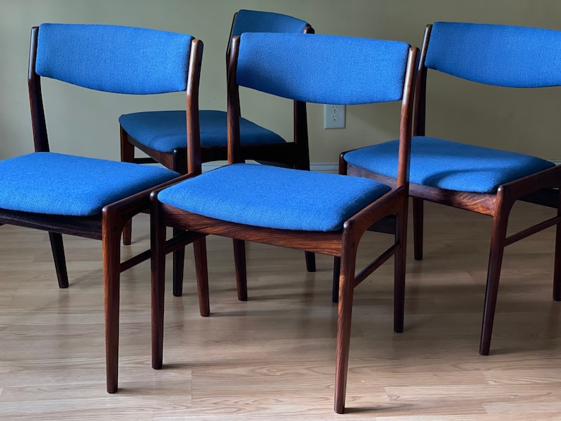 K&ouml;nnte beinhalten: Satz von vier Esszimmerst&uuml;hlen im Stil der Jahrhundertmitte mit dunklen Holzrahmen und blauer Stoffpolsterung.