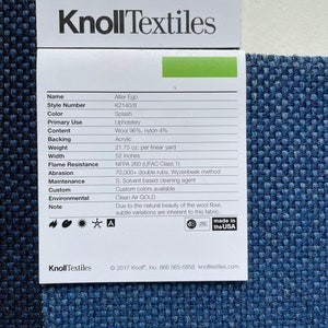 K&ouml;nnte beinhalten: Ein wei&szlig;er Stoffmuster mit dem Namen "Alter Ego" und der Artikelnummer "K2140/8". Der Stoff wird als "Splash" in der Farbe, "Upholstery" f&uuml;r den prim&auml;ren Einsatz und "Wolle 96%, Nylon 4%" f&uuml;r den Inhalt beschrieben. Die R&uuml;ckseite ist "Acrylfaser" und das Gewicht betr&auml;gt "21,75 oz pro linearem Yard". Die Breite betr&auml;gt 132 cm. Der Stoff ist "Clean Air GOLD" und "Made in the USA".