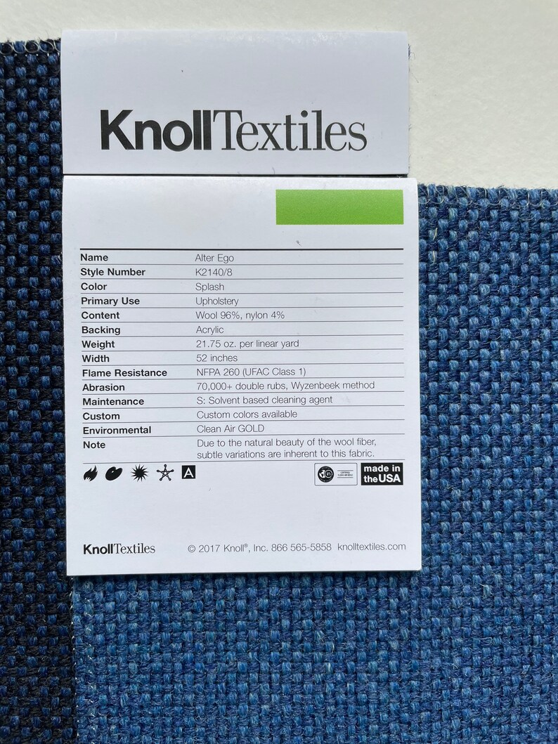 K&ouml;nnte beinhalten: Ein wei&szlig;er Stoffmuster mit dem Namen "Alter Ego" und der Artikelnummer "K2140/8". Der Stoff wird als "Splash" in der Farbe, "Upholstery" f&uuml;r den prim&auml;ren Einsatz und "Wolle 96%, Nylon 4%" f&uuml;r den Inhalt beschrieben. Die R&uuml;ckseite ist "Acrylfaser" und das Gewicht betr&auml;gt "21,75 oz pro linearem Yard". Die Breite betr&auml;gt 132 cm. Der Stoff ist "Clean Air GOLD" und "Made in the USA".