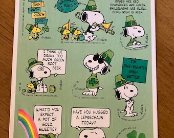 Könnte beinhalten: Ein Bogen mit St. Patrick's Day-Aufklebern mit den Charakteren Snoopy und Woodstock. Die Aufkleber enthalten verschiedene Sätze und Bilder zum Thema, wie z. B. Kleeblätter, Kobolde und den Text "Happy Saint Patrick's Day!"