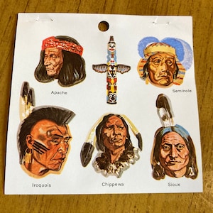 Puede incluir: Una ilustración colorida de seis tribus nativas americanas: Apache, Seminole, Iroquois, Chippewa, Sioux y un tótem. Cada tribu está representada por un retrato de una persona que lleva ropa y tocado tradicionales.