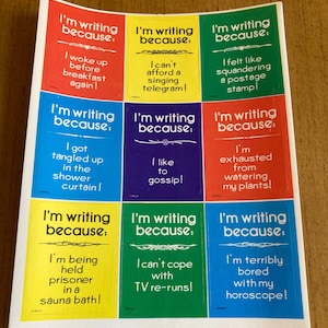 Puede incluir: Nueve pegatinas cuadradas de colores con el texto "Estoy escribiendo porque:" y una razón humorística para escribir una carta. Las pegatinas están dispuestas en tres filas de tres.