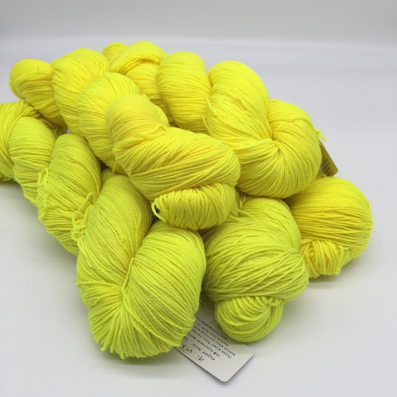 Hi-vis - hand-dyed flourescent yellow super sock yarn - 100g (425m)
