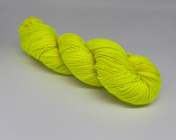 Hi vis - hand-dyed fluorescent yellow super sock yarn - 100g (425m)