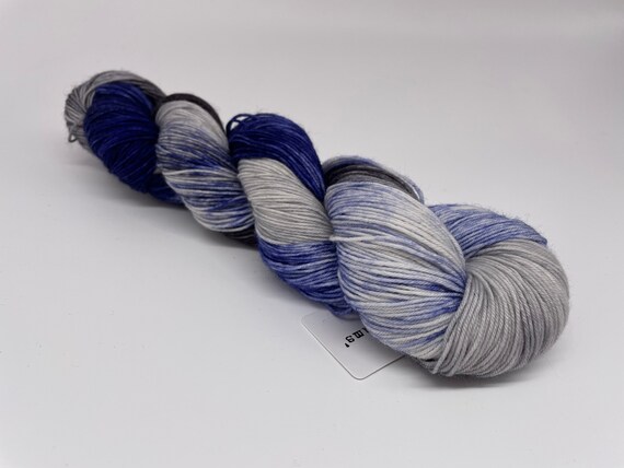 Cloudy with a chance of blue jeans - blue grey variegated hand-dyed super sock yarn - 100g (425m)