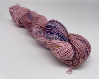 Spring garden - hand-dyed mauve speckled super sock yarn - 100g (425m)