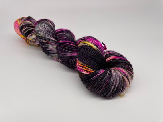 Liquorice sunset - hand-dyed variegated neon black super sock yarn - 100g (425m)