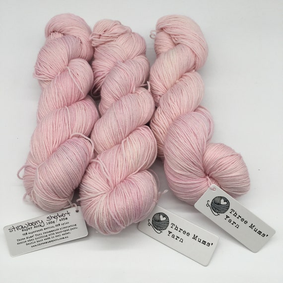 Strawberry sherbert - hand-dyed semi-solid pink super sock yarn - 100g (425m)