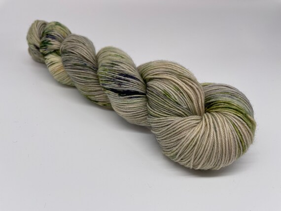 Olive grove - hand-dyed green speckled super sock yarn - 100g (425m)