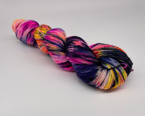 Parachute pants - hand-dyed variegated navy neon super sock yarn - 100g (425m)