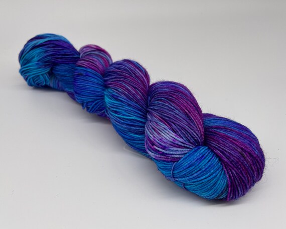 Aurora - hand-dyed variegated speckled blue purple super sock yarn - 100g (425m)