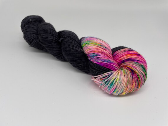Confetti in the dark - hand-dyed micro-stripe neon speckle super sock yarn - 100g (425m)