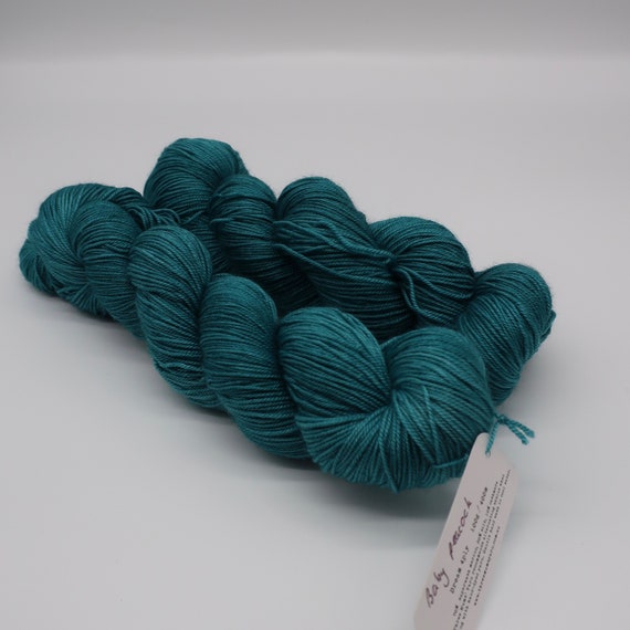 Baby peacock - hand-dyed semi-solid teal merino cashmere silk yarn - 100g (400m)