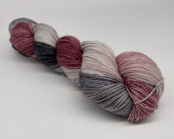 Cloudy with a chance of tea - mauve grey variegated hand-dyed super sock yarn - 100g (425m)