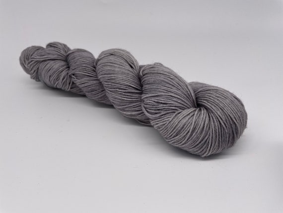 Snow clouds - hand-dyed tonal grey sock yarn - 100g (425m)