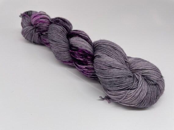 Berries for supper - hand-dyed grey purple speckled super sock yarn - 100g (425m)