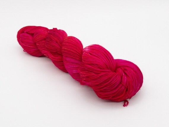 Power suit - hand-dyed tonal pink super sock yarn - 100g (425m)