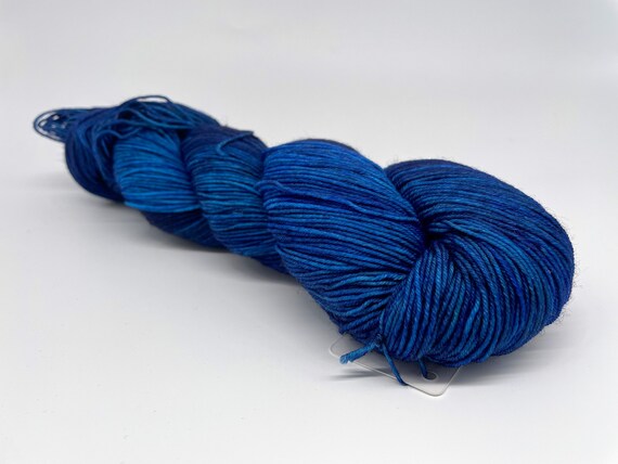 Briny deep - hand-dyed tonal blue sock yarn - 100g (425m)