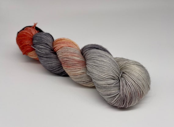 Cloudy with a chance of peaches - peach/coral grey variegated hand-dyed super sock yarn - 100g (425m)