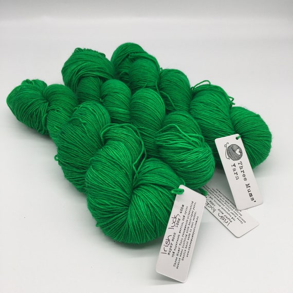 Irish luck - hand-dyed semi-solid green super sock yarn - 100g (425m)