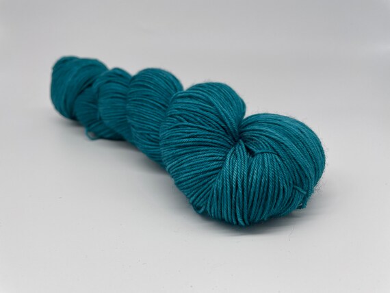 Baby peacock - hand-dyed teal super sock yarn - 100g (425m)