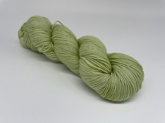 Wasabi - hand-dyed pastel green tonal super sock yarn - 100g (425m)