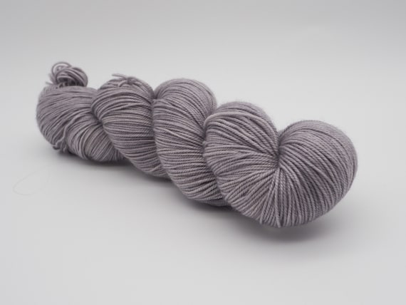 Snow clouds - hand-dyed tonal merino cashmere silk yarn - 100g (400m)