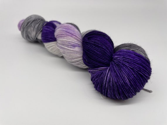 Cloudy with a chance of witches - purple grey variegated hand-dyed super sock yarn - 100g (425m)