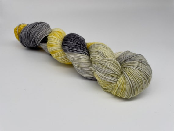 Cloudy with a chance of sunshine - yellow grey grellow variegated hand-dyed super sock yarn - 100g (425m)